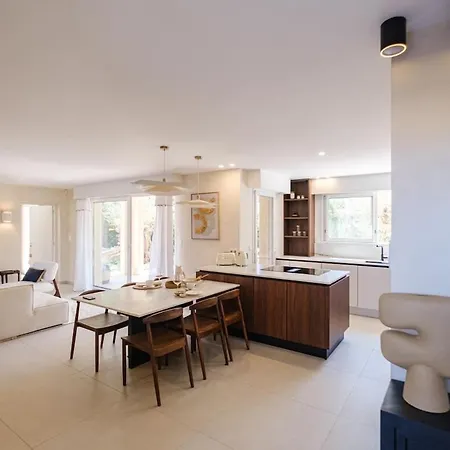 Luxurious New Pool Golf St Tropez Вілла